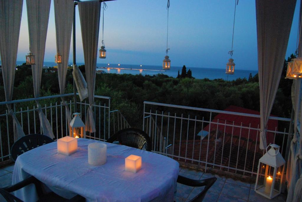 基利尼TRADITIONAL ROOM the small museum IONIAN SEA的阳台上的一张桌子和蜡烛