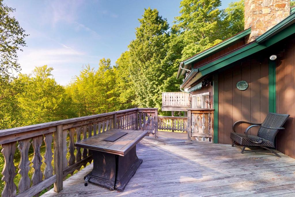 法兰克尼亚Bridal Veil Lodge的木制甲板上设有长凳