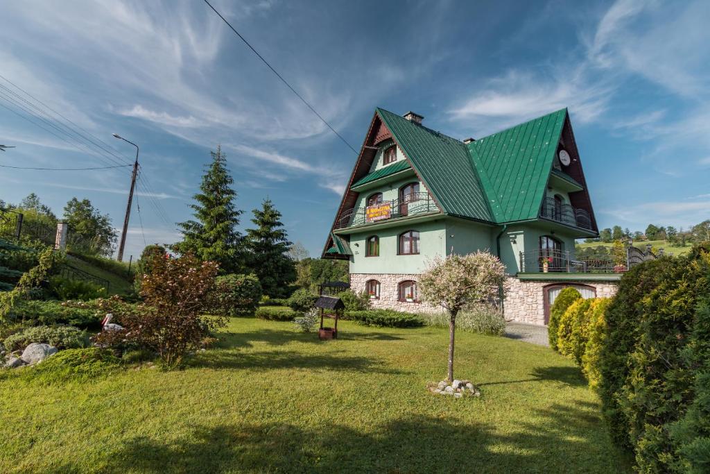 扎科帕内U Majerczyka的绿色和白色的房子,拥有绿色的屋顶