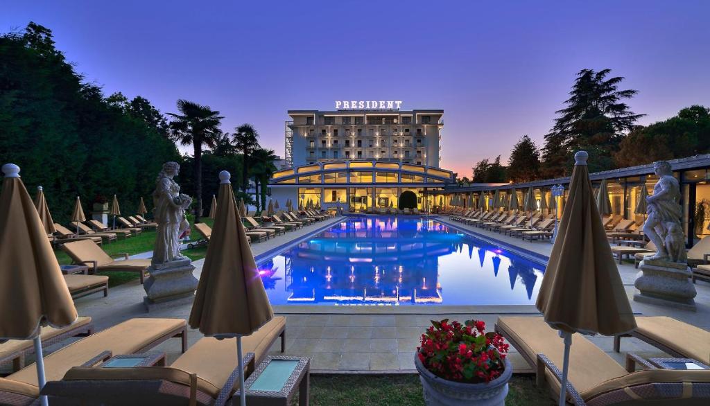 阿巴诺泰尔梅泰尔梅总统酒店的大楼前设有游泳池的酒店