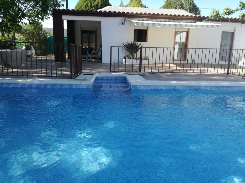 蒙特弗里奥La Casa del Inglés的一座大蓝色游泳池,位于房子前
