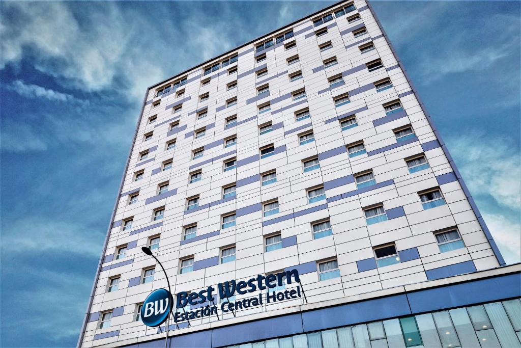 圣地亚哥Best Western Estacion Central的一座白色的大建筑,上面有标志