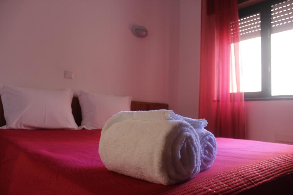 楼尔Eurosun Hotels Loulé的一间酒店客房,床上有毛巾