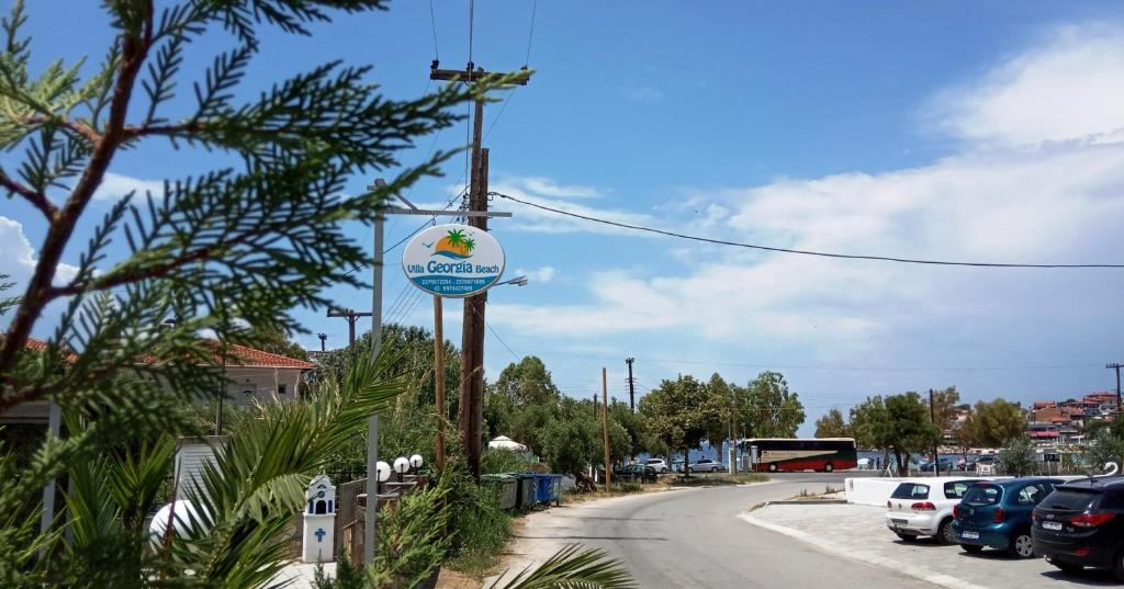 新马尔马拉斯Villa Georgia beach的街道旁的柱子上的一个标志