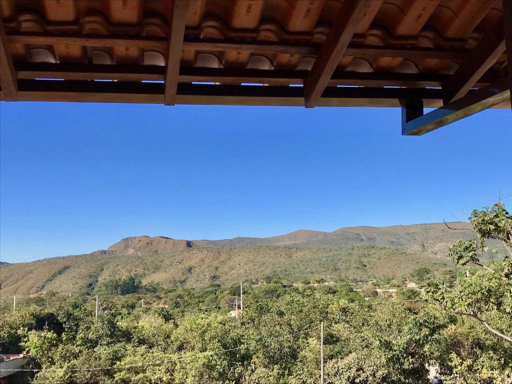 戈亚斯州上帕莱索Vila dos Cristais的屋顶享有山景。