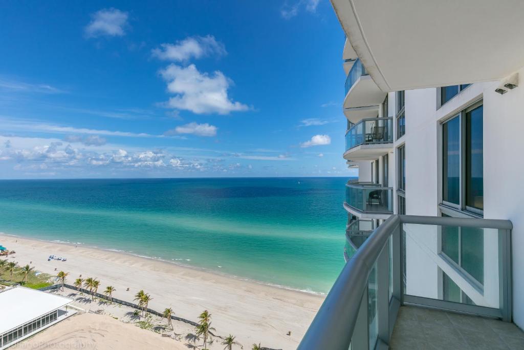 迈阿密海滩Marenas Beach Resort Private Luxury Suites的从大楼的阳台上可欣赏到海滩景色