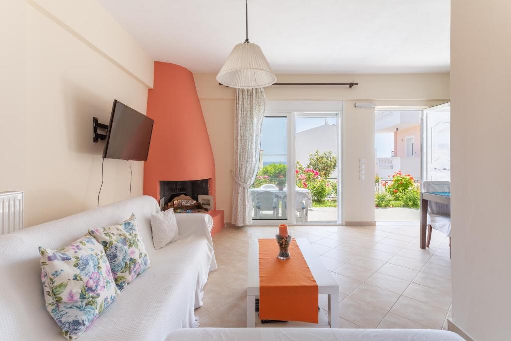 韦瑞洛纳毛尔凯洛之家度假屋的客厅配有白色沙发和壁炉