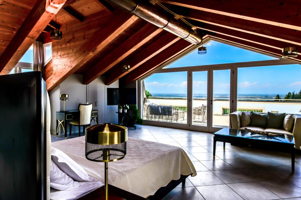 拉莫拉Altezza的一间卧室配有一张床,客厅享有美景。