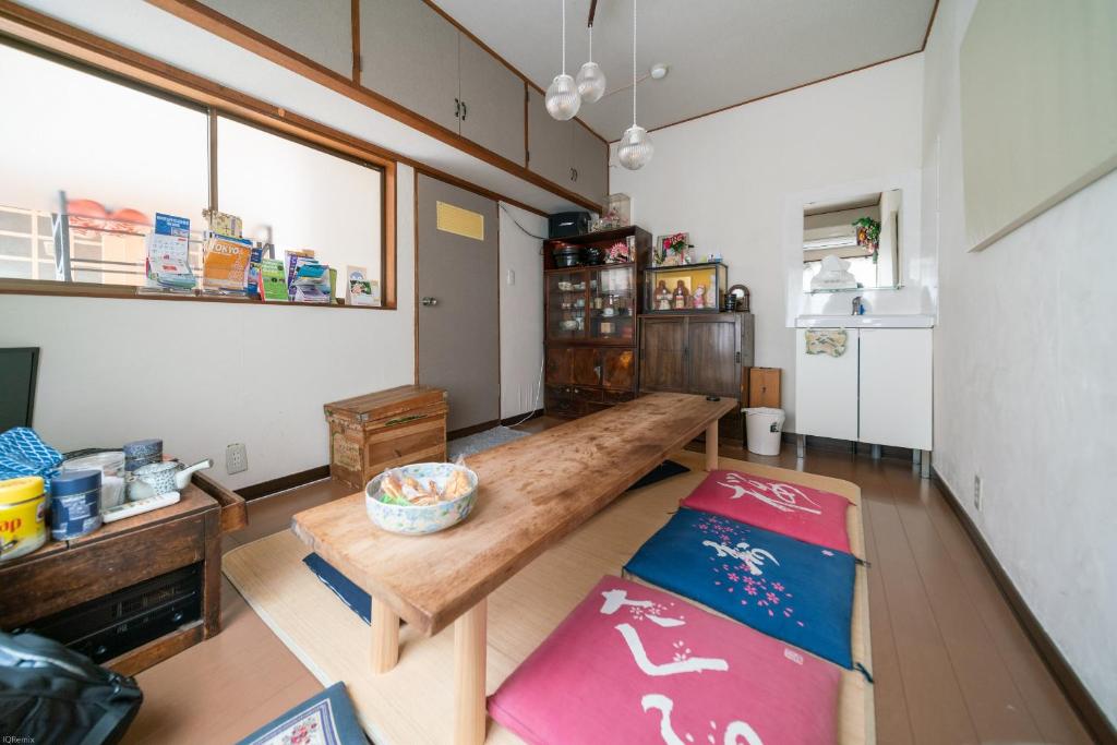 东京纳卡大雅旅馆的客厅配有长凳和桌子