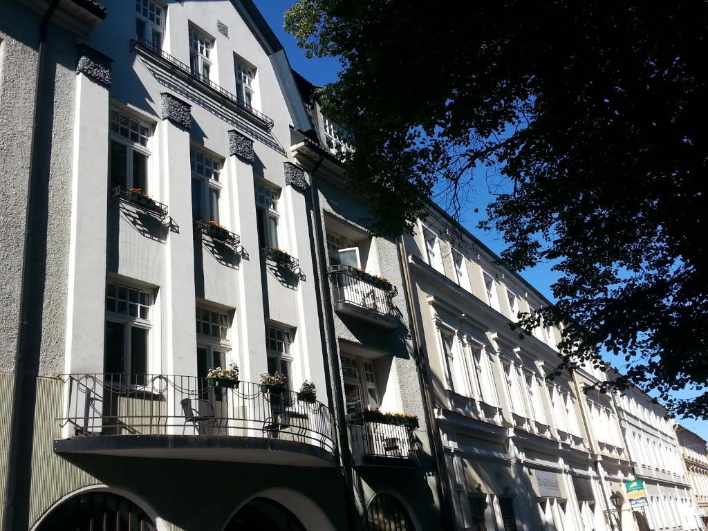 塔尔图巴克利酒店的街道上带阳台的大型白色建筑