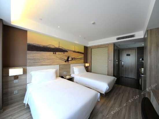 南京南京湖南路亚朵酒店的酒店客房设有两张床,墙上挂有绘画作品