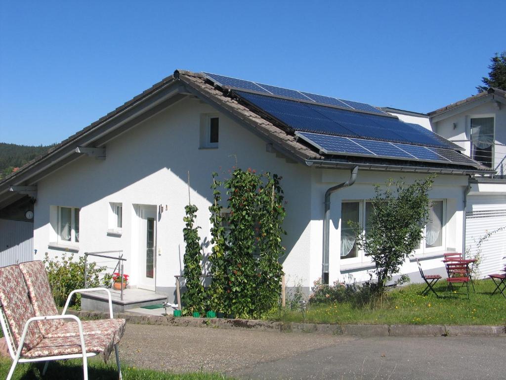 劳特尔巴赫豪斯蒂森胡富度假屋的屋顶上设有太阳能电池板的房子