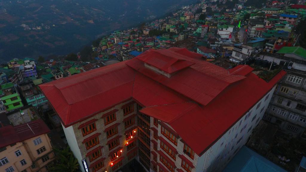 甘托克Yangthang Heritage的城市建筑物上的红色屋顶