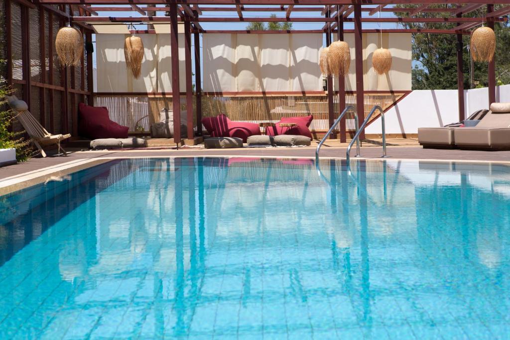 玛利亚卡勒普叟酒店的大楼里的一个大型蓝色游泳池