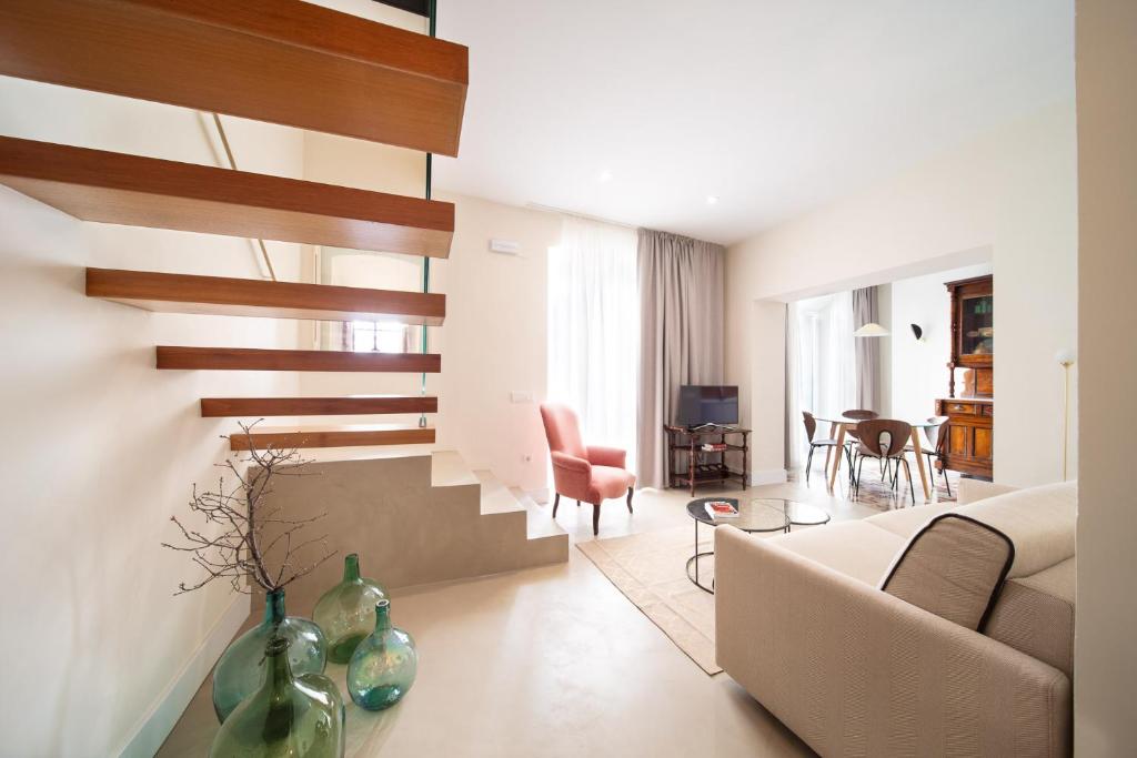 卡塞雷斯Apartamentos Habitavit en Cáceres的客厅配有沙发和桌子