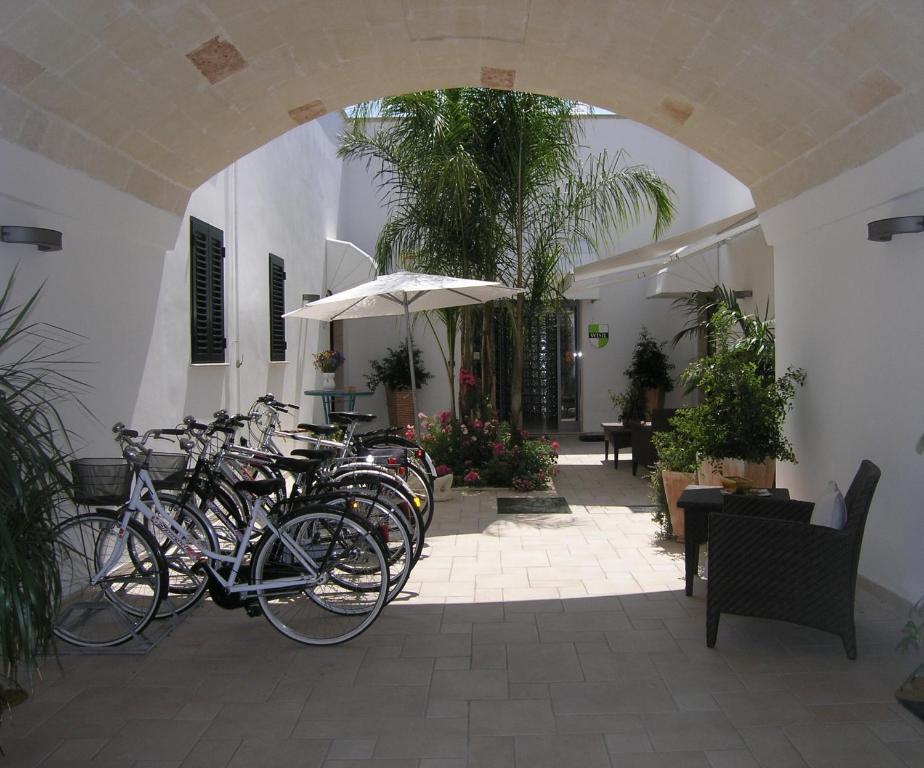 莱切萨伦托之星旅馆的停在大楼旁边的一群自行车