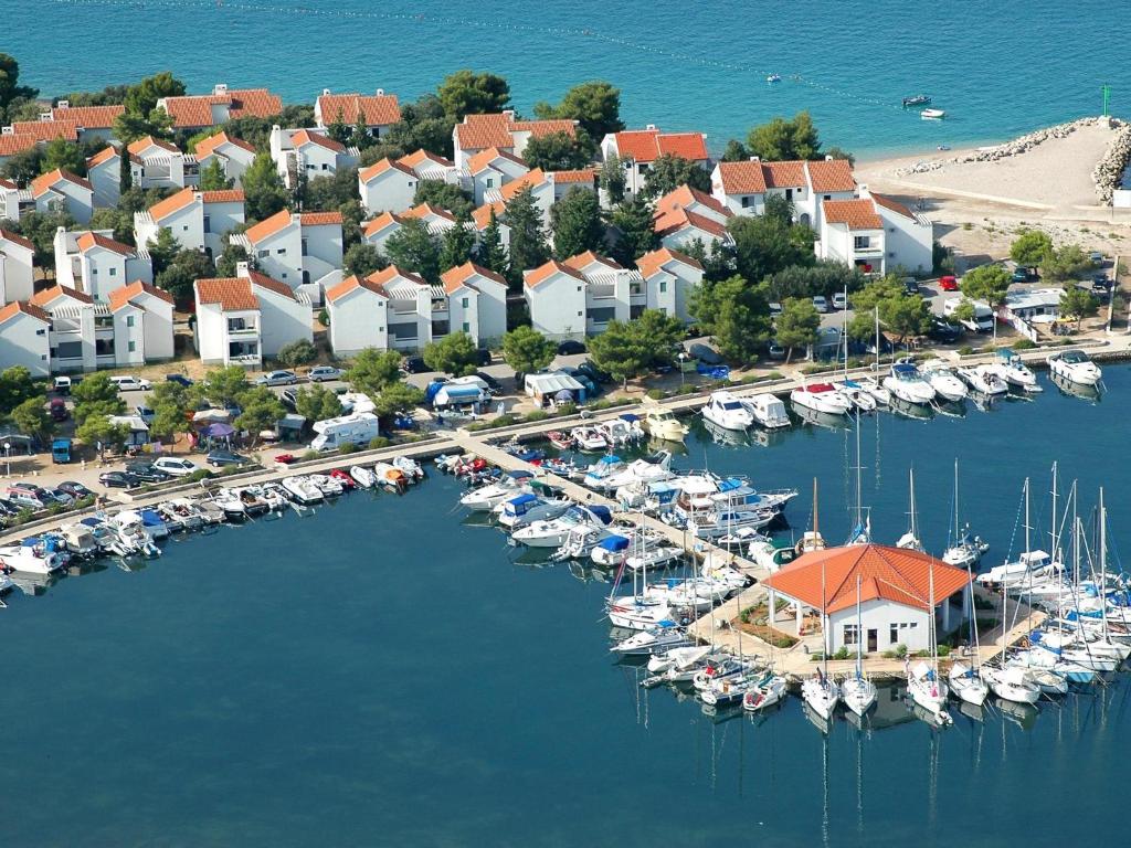 希贝尼克Amadria Park Apartments Šibenik的享有码头的空中景色,在水中划船