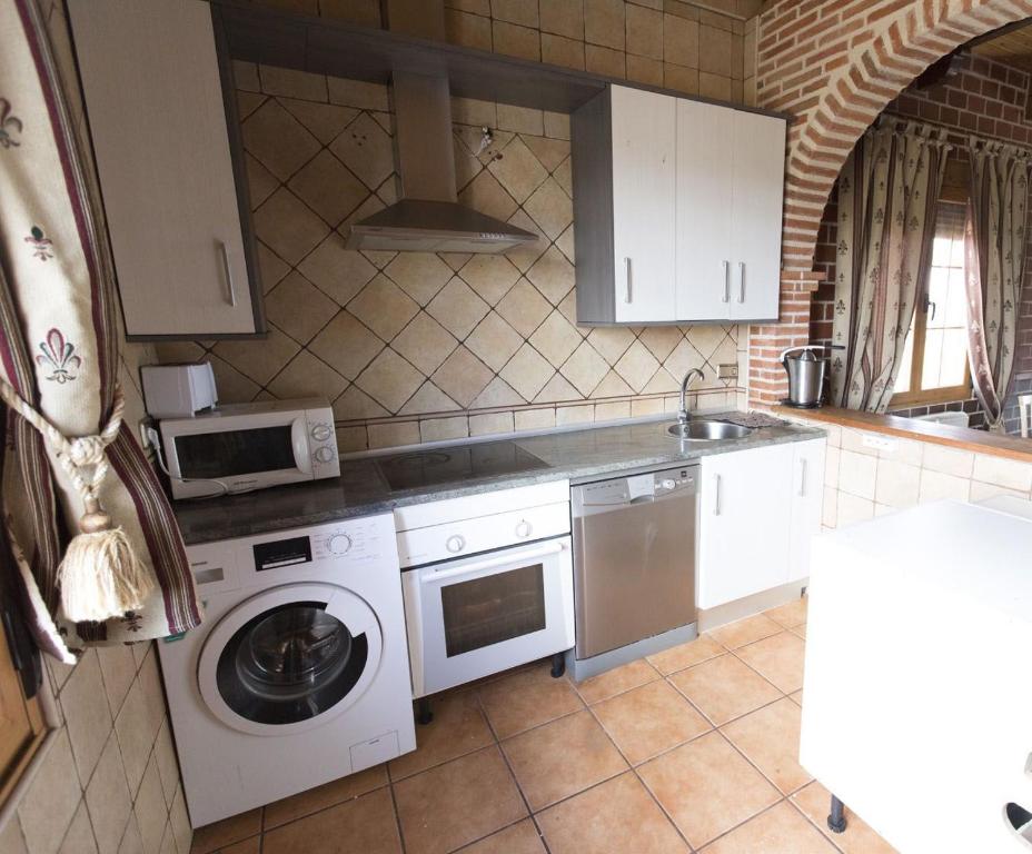 罗德里戈城Casa Rural Rio Agueda的厨房配有洗衣机和洗衣机。