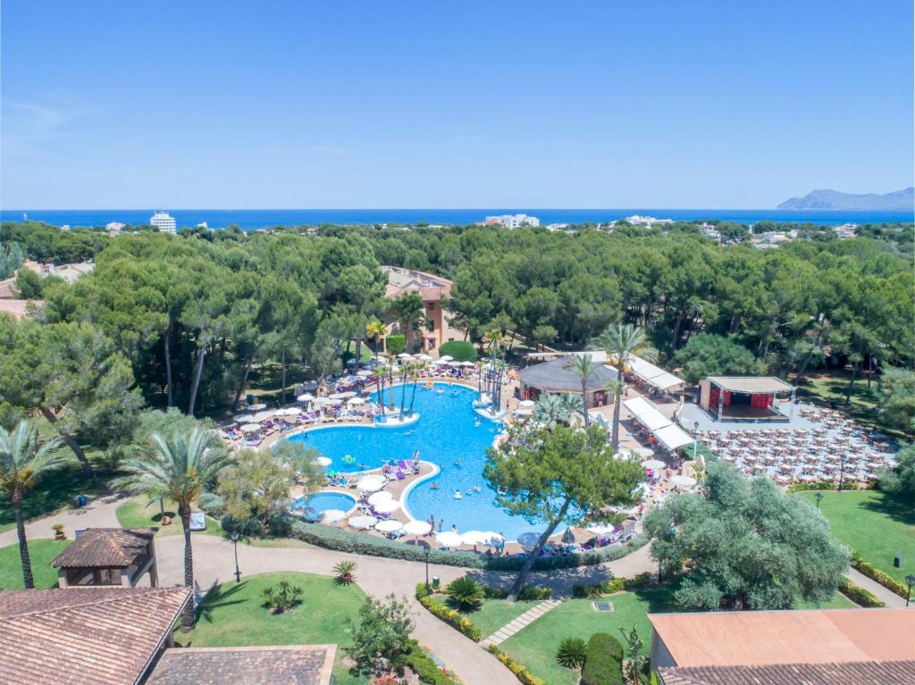 坎皮卡福特Vell Mari Hotel & Resort的享有度假村游泳池的空中景致
