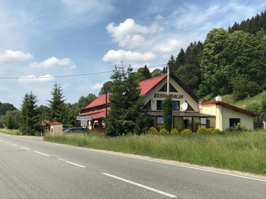 Ludwikowice KłodzkieRestauracja IBIZA的道路一侧有红色屋顶的建筑