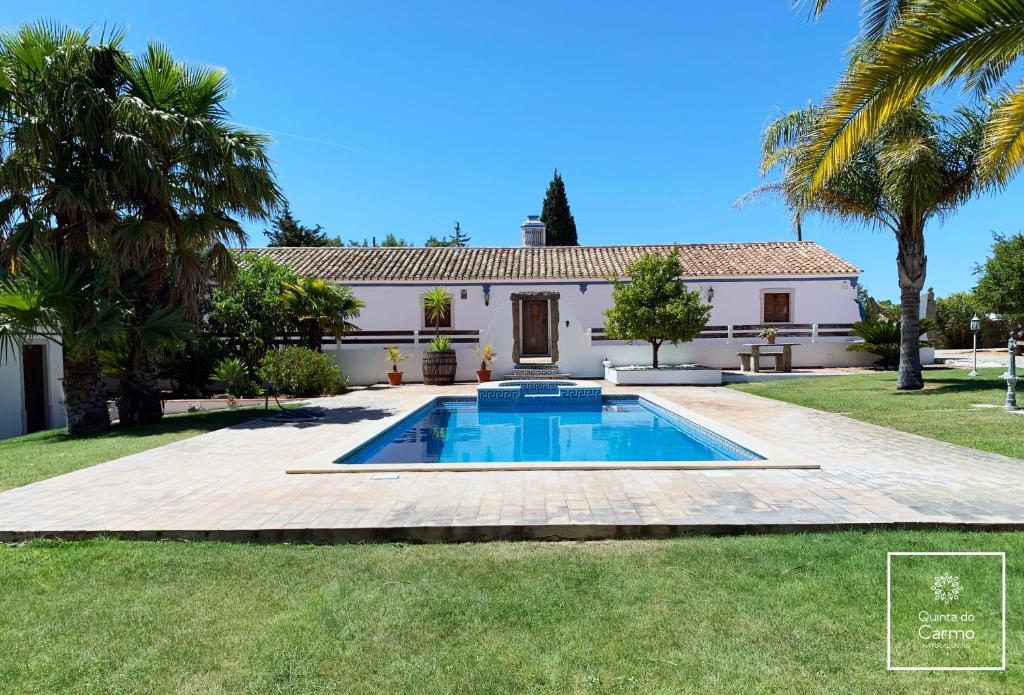 圣布拉什迪阿尔波特尔Quinta do Carmo的别墅前设有游泳池