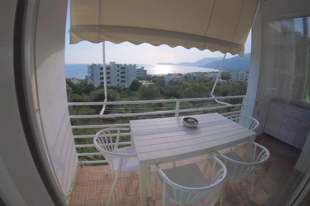 博尔什Villa Goxhi的阳台上配有白色的桌椅