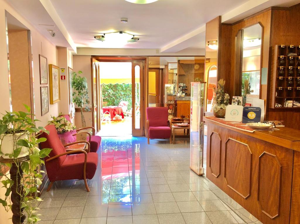 佩鲁贾希尼雅酒店的一间带红色椅子的厨房和一间餐厅