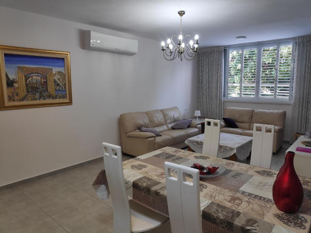 荷兹利亚Herzliya Center Apartments的客厅配有桌子和沙发