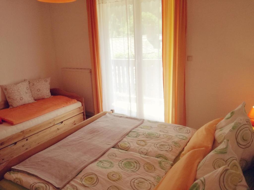 帕尔福Fuchsbauernhof的一间卧室设有一张床和一个窗口