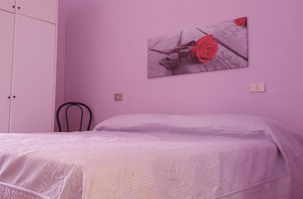 奥尔泰Hotel terme di orte的卧室配有白色的床和墙上的绘画作品