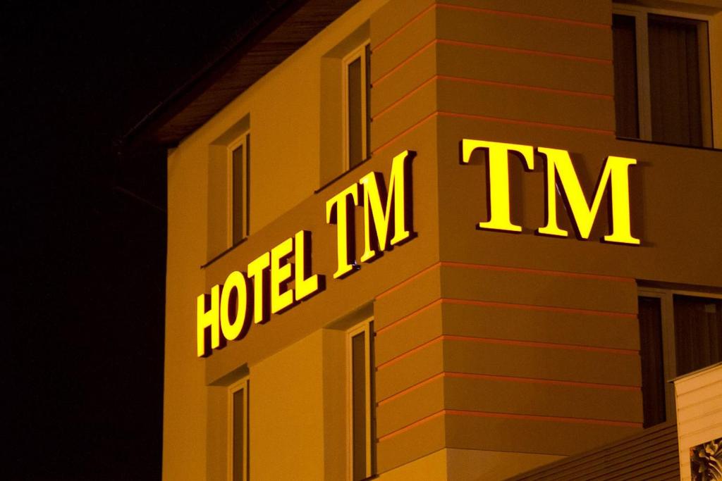 拉多姆TM酒店的建筑物一侧的 ⁇ 虹灯标志