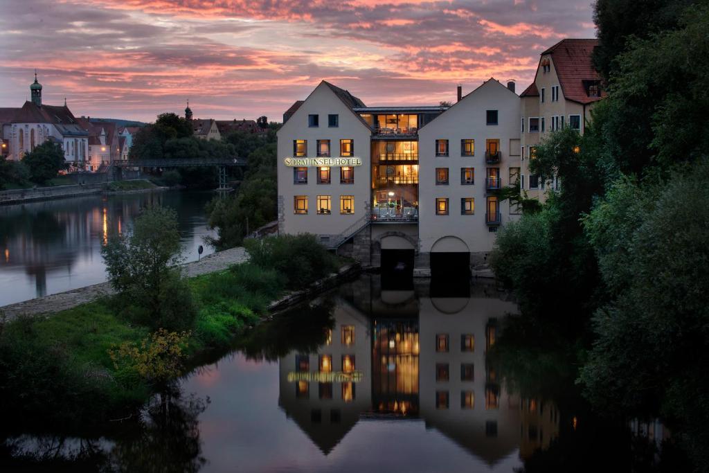 雷根斯堡雷根斯堡索拉英瑟尔酒店的享有河流和建筑的城市美景