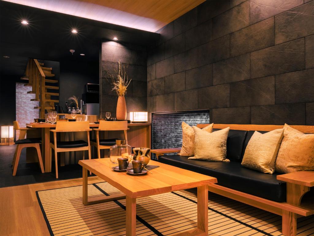 名古屋SAMURAI HOUSE Ⅱ的客厅配有沙发和桌子