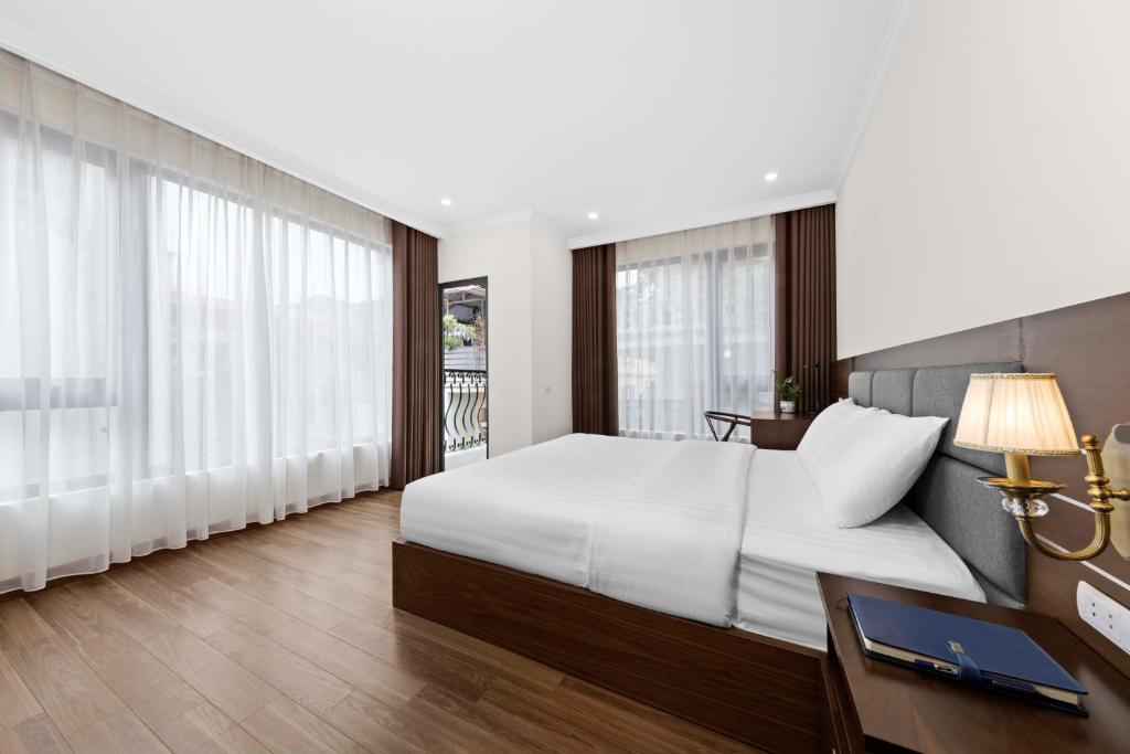 河内Newsky Serviced Apartment的卧室设有白色大床和窗户。
