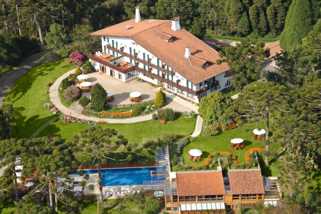 坎波斯杜若尔当特丽巴酒店的享有大厦空中美景,设有游泳池