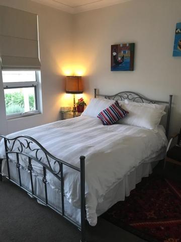 West RichmondNot quite the Ritz的一间卧室配有带白色床单和枕头的床。