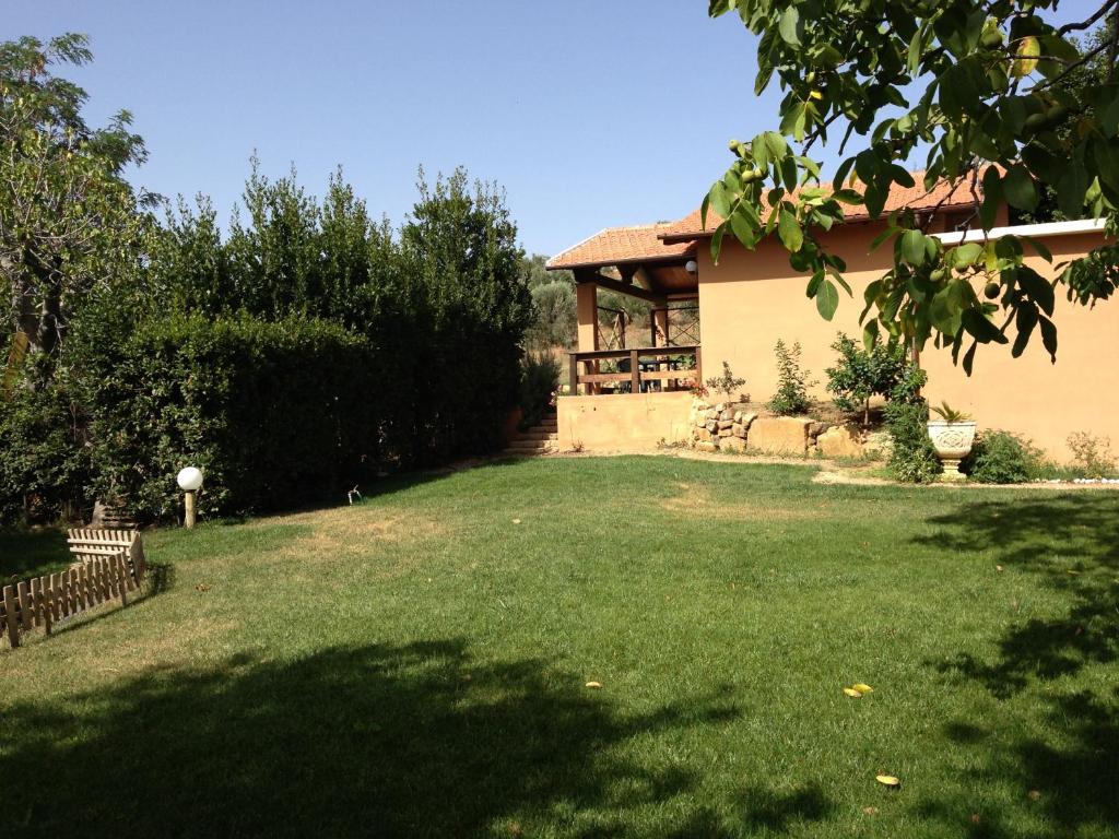 卡帕尔比奥圣莫罗农家乐的前面有大草坪的房子