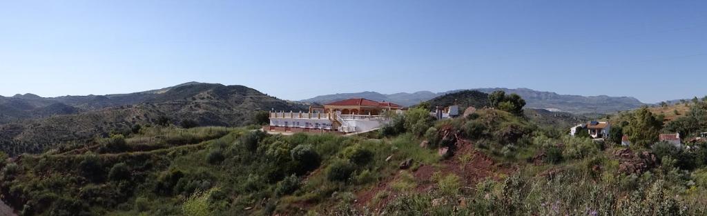 AlmogíaB&B Casa Sarandy的山顶上山庄的度假屋