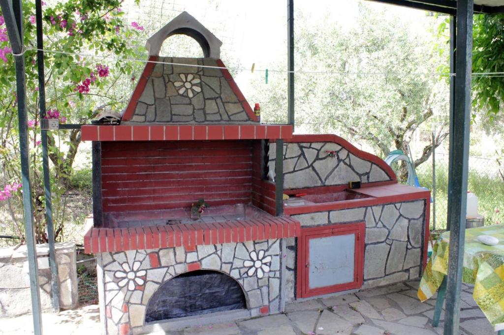 乐托卡亚Villa Jenny的花园中比萨饼烤箱的模型