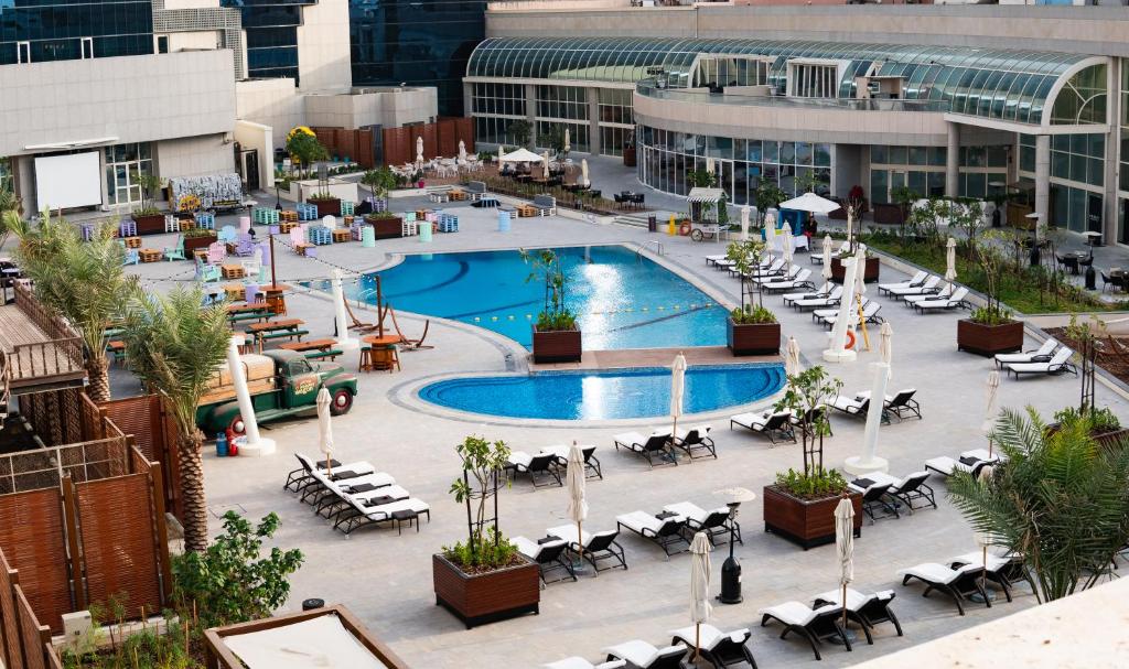 阿布扎比阿布扎比艾因皇宫酒店的享有酒店游泳池的顶部景色