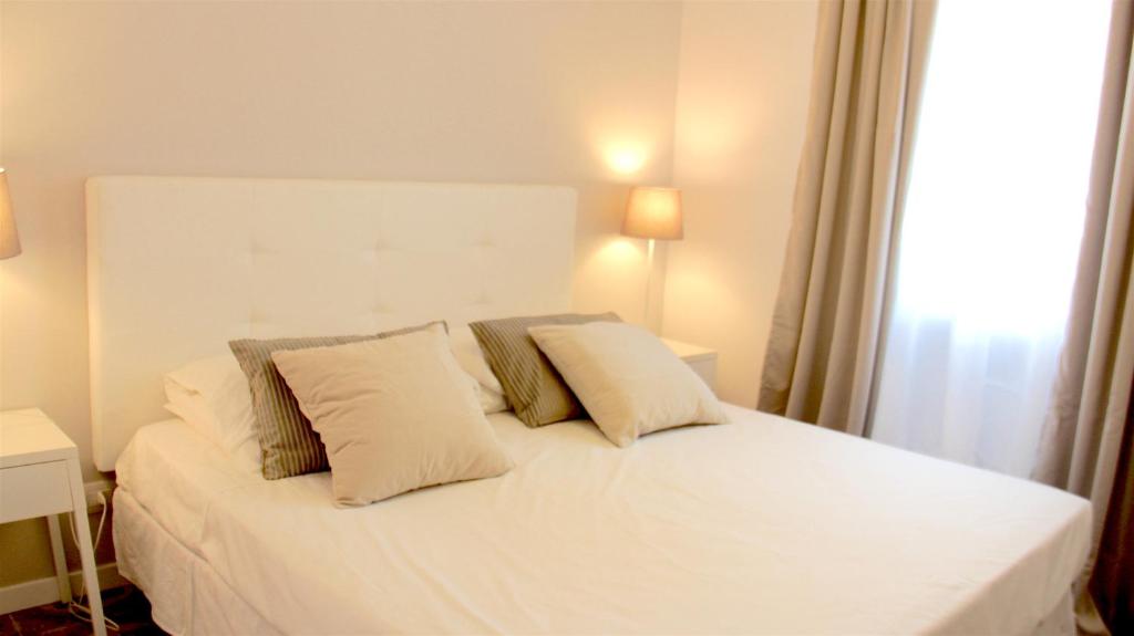 莱西纳Villa Italia - Marina di Lesina的卧室配有白色的床和2个枕头