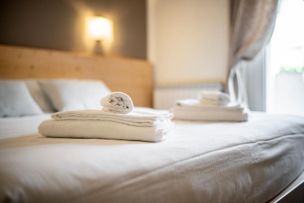 西尔米奥奈比安卡住宅酒店的酒店客房,配有带毛巾的床