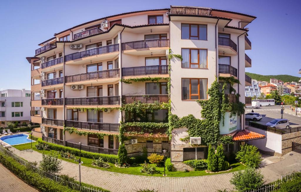 圣弗拉斯Mars Apartments in Complex Shipka的一座公寓楼,里面种植着植物