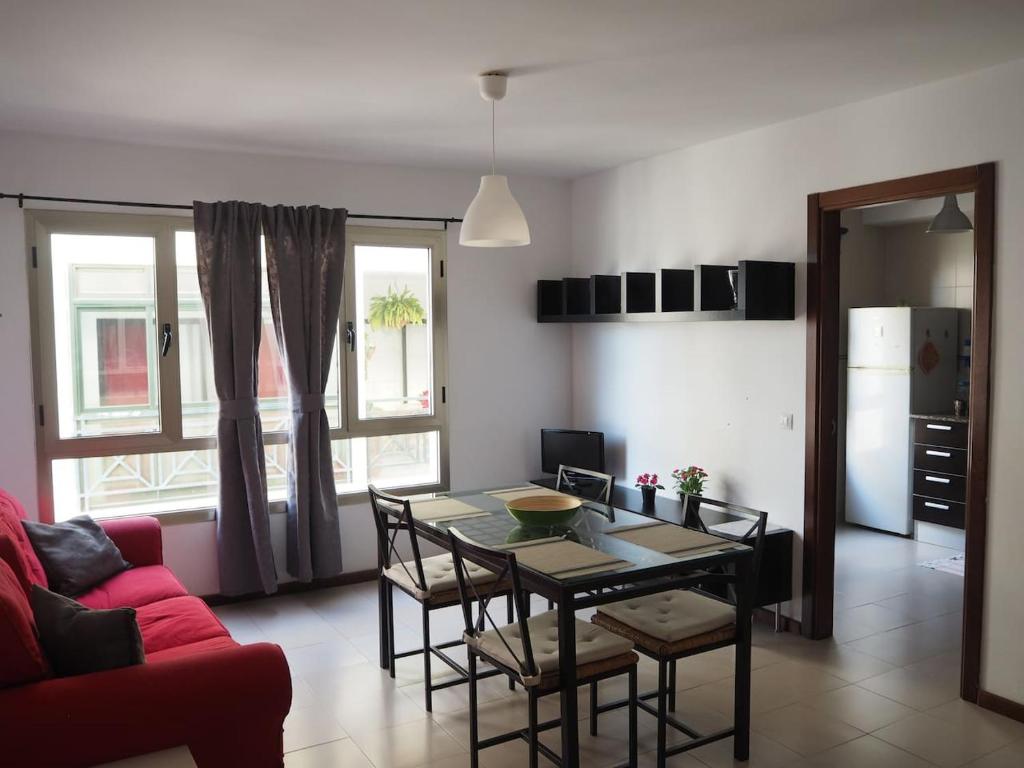 阿雷西费Casa Bellambriana的客厅配有桌子和红色沙发