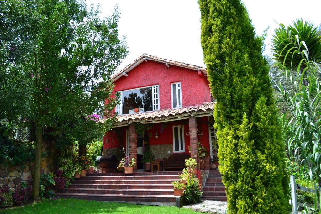 派帕德尔温托别墅度假屋的院子里有楼梯的红色房子