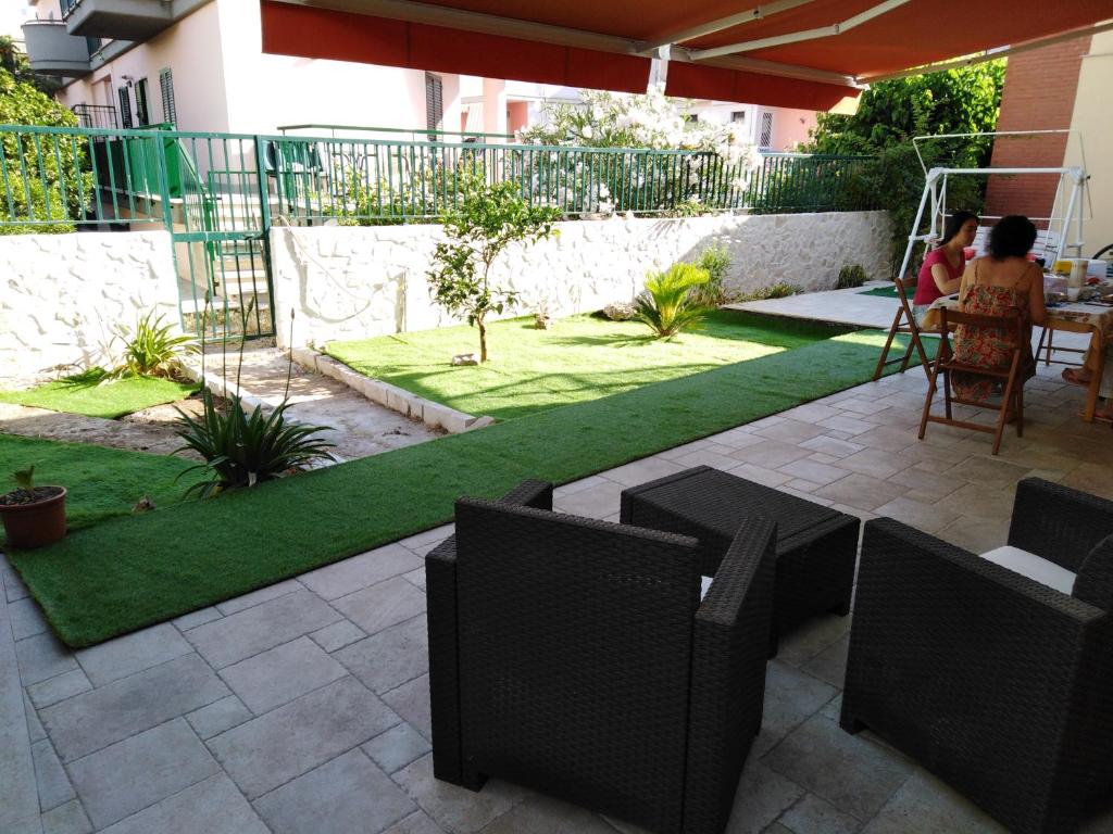 鲁沃迪普利亚B&B la Palma的后院设有草坪、桌子和椅子
