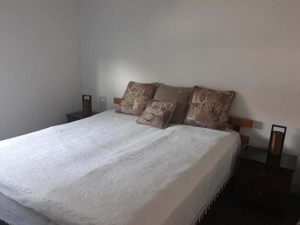 图兹拉Apartment AMRA的一间卧室配有带白色床单和枕头的床。