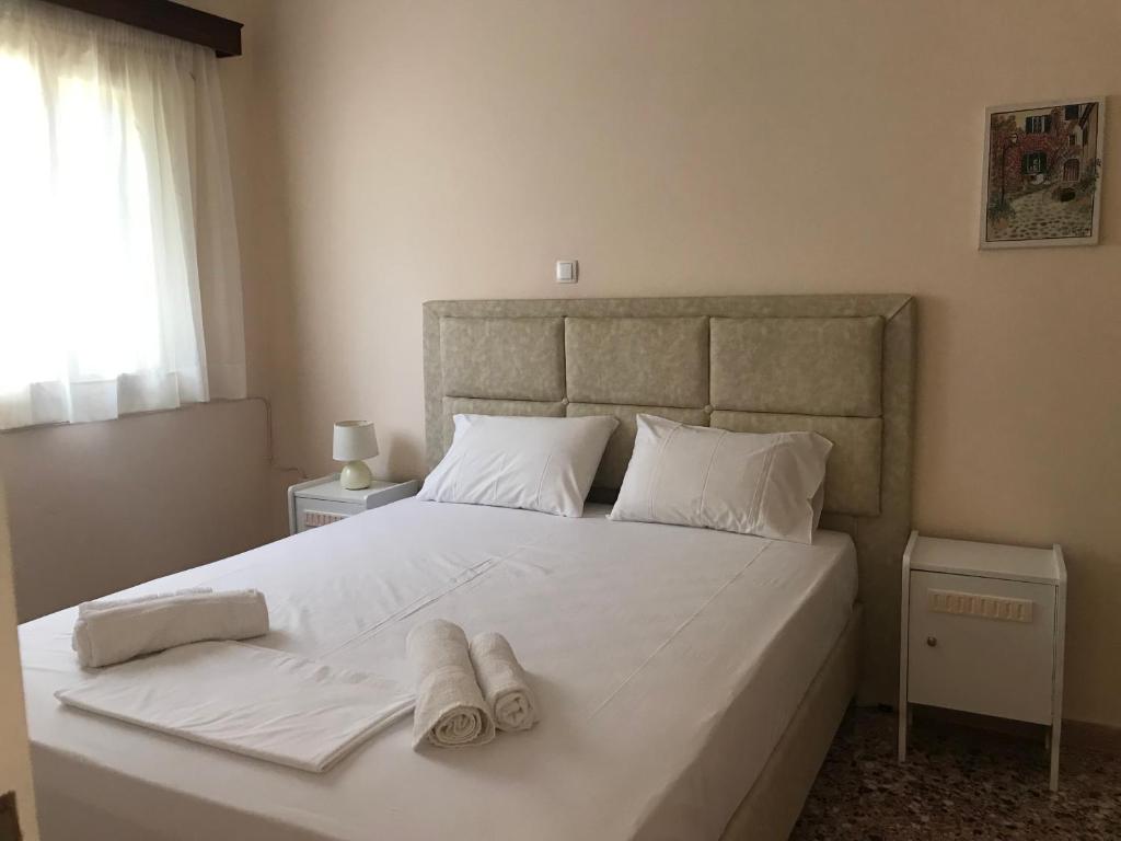 波罗斯Natalia Studios的卧室配有白色床和毛巾