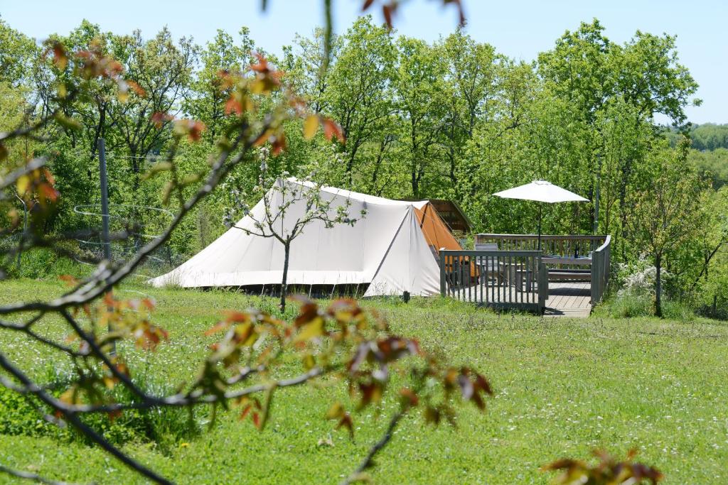 莫鲁Ingerichte tenten Domaine les Gonies的田野中间的白色帐篷
