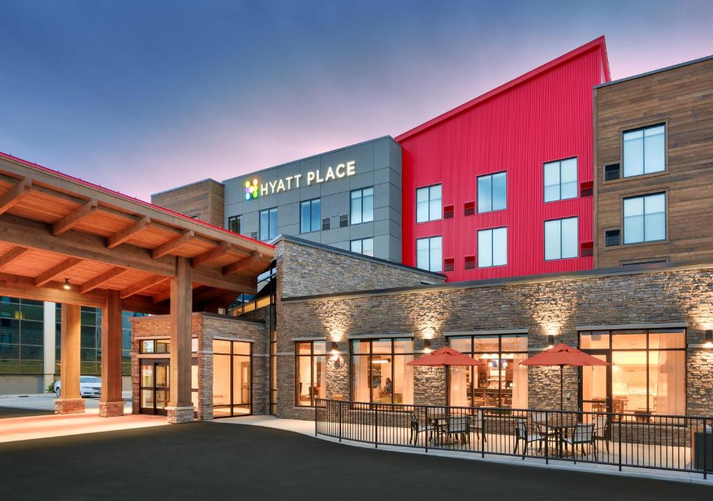 安克雷奇Hyatt Place Anchorage-Midtown的马汀酒店前方的 ⁇ 染